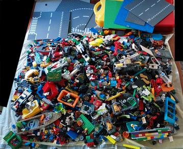 Een Grote Partij Lego 11.8 kilo met wegenplaten,poppetjes! beschikbaar voor biedingen
