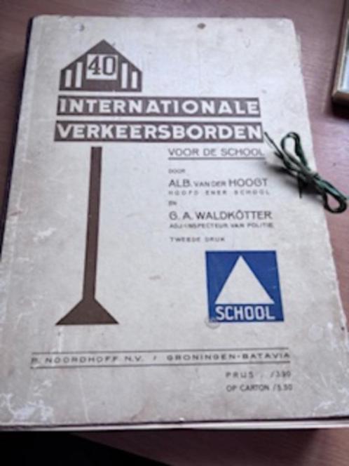 RETRO: 40 Kartonnen verkeersborden  1935 in map, Verzamelen, Complete verzamelingen en Collecties, Ophalen of Verzenden