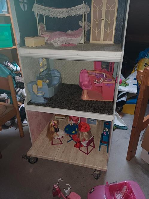 Barbiehuis met toebehoren, Kinderen en Baby's, Speelgoed | Poppenhuizen, Zo goed als nieuw, Ophalen
