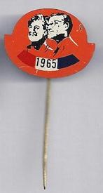 Sp22 speldje margriet en pieter 1965, Verzenden, Gebruikt, Overige onderwerpen, Speldje of Pin