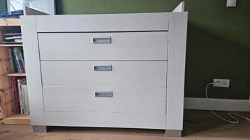 Stevige commode/ladekast met 3 lades beschikbaar voor biedingen