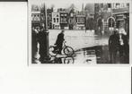 Dordrecht Bagijnhof 1 febr 1953 met fietser Foto Beerman, Ophalen of Verzenden, 1940 tot 1960, Ongelopen, Zuid-Holland