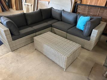 Hoek loungeset Wicker SUNS  van €1399 nu voor €749     beschikbaar voor biedingen