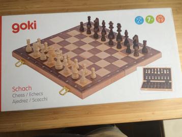 houten schaakbord met stenen beschikbaar voor biedingen