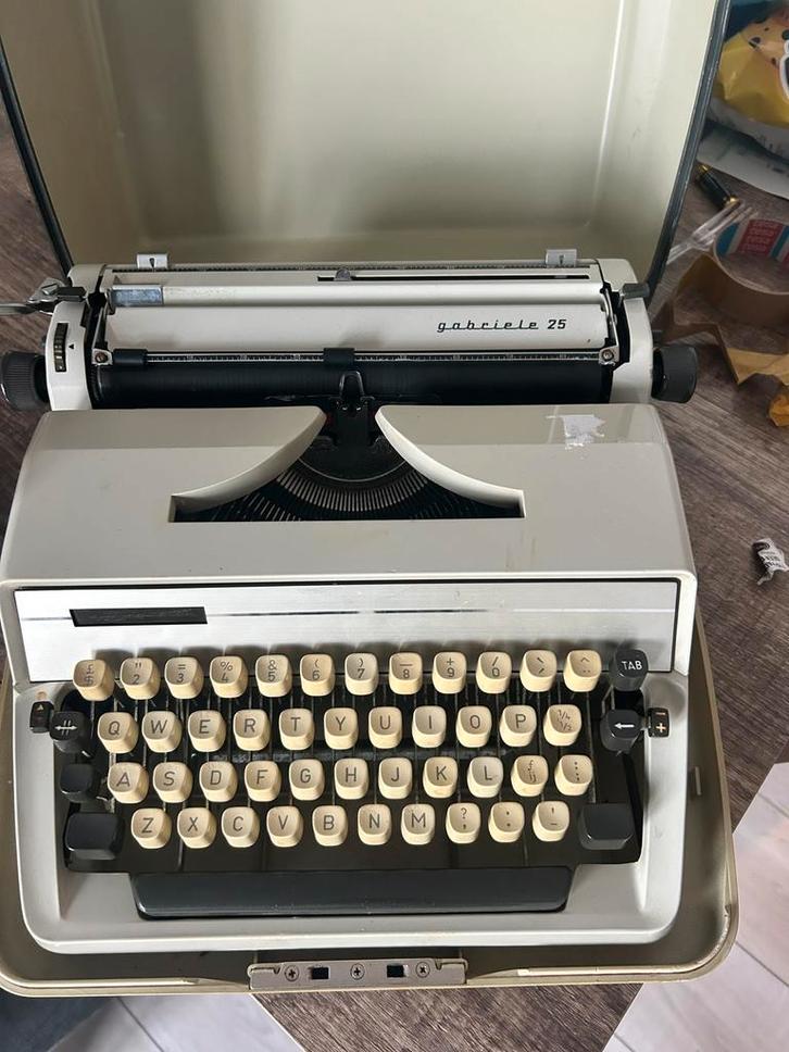 Triumph-Adler Gabriele 25 typemachine – volledig functioneel, Diversen, Typemachines, Zo goed als nieuw, Ophalen of Verzenden