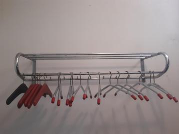 wandkapstok vintage kapstok met buizen en hangers beschikbaar voor biedingen