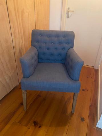 Blauwe gecapitonneede fauteuil beschikbaar voor biedingen
