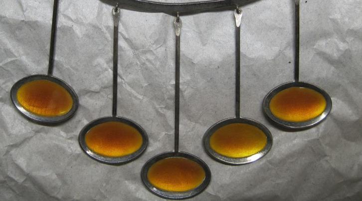 Scandinavische emaille design sieraden set zeer ZeldZaam, Sieraden, Tassen en Uiterlijk, Antieke sieraden, Ketting, Zilver, Ophalen