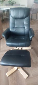 Zwarte stoel met voetenbankje uit Jysk collectie, Huis en Inrichting, Fauteuils, Ophalen, Zo goed als nieuw