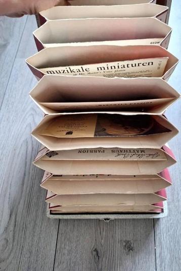 Vintage koffer met singletjes (45 toeren platen) beschikbaar voor biedingen