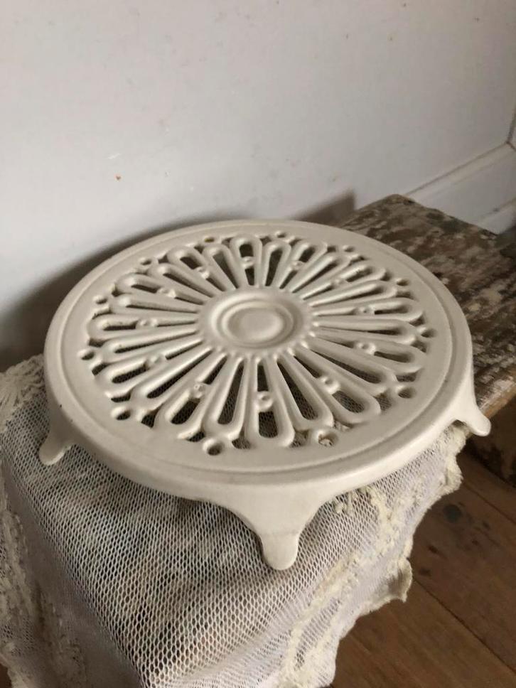 Oude Cousance gietijzeren onderzetter( le creuset ), Antiek en Kunst, Antiek | Keukenbenodigdheden, Ophalen of Verzenden