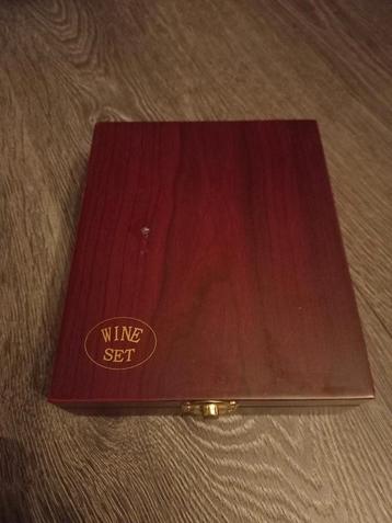 Wijnset in Houten Kist, sommelier set beschikbaar voor biedingen