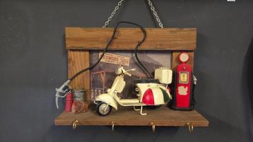 Vespa Schaalmodel met Vintage Achtergrond beschikbaar voor biedingen