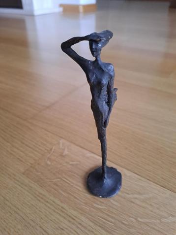 Beeldje Vrouw in de wind  - brons Corry van Ammerlaan  beschikbaar voor biedingen