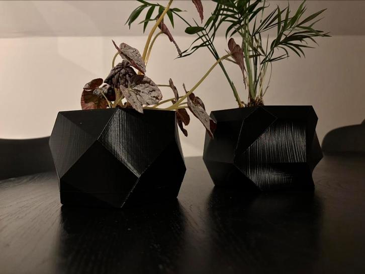 Bloempot modern design uniek, Tuin en Terras, Bloempotten, Zo goed als nieuw, Aardewerk, Minder dan 40 cm, Minder dan 25 cm, Rond