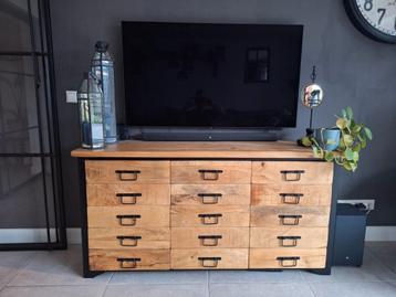 Mooi oud hout dressoir  beschikbaar voor biedingen