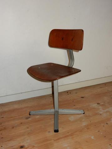 Vintage schoolstoeltje kruisvoet 70er jaren beschikbaar voor biedingen