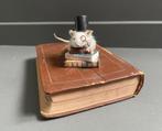 Taxidermie muis - op brocant kerkboekje, Verzamelen, Ophalen of Verzenden, Nieuw, Vogel, Opgezet dier