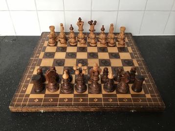 Vintage houten schaakspel in kist.