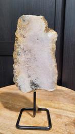 Roze amethist slab op standaard