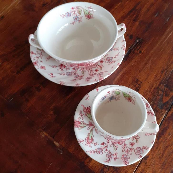 Johnson Brothers ROSE CHINTZ 2 collector`s items puntgaaf, Huis en Inrichting, Keuken | Servies, Zo goed als nieuw, Kop(pen) en/of Schotel(s)