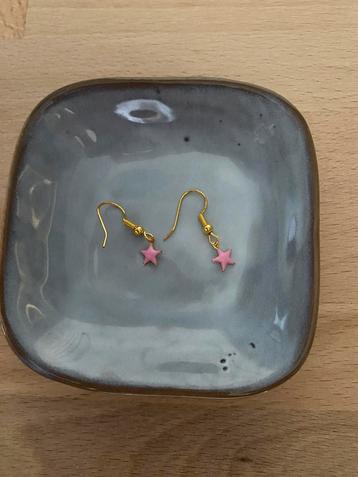 Hippe zelfgemaakte oorbellen-haakje met roze sterretjes beschikbaar voor biedingen