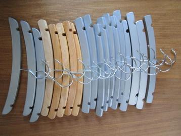 Nr.20: Leuke babyhangertjes houten hangers kledinghangers 20 beschikbaar voor biedingen