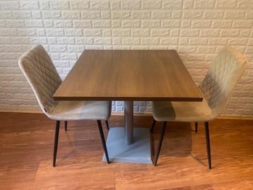 2 stoelen + tafel geschikt voor horeca, meer sets aanwezig beschikbaar voor biedingen