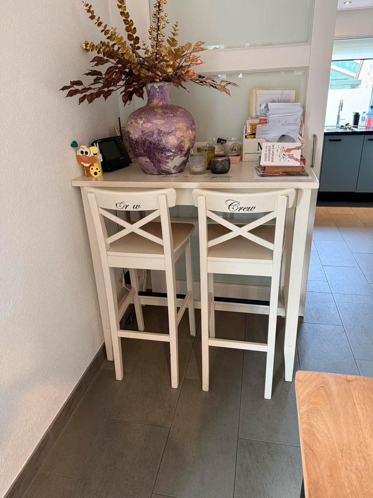 Witte bartafel met 2 barstoelen, Huis en Inrichting, Barren, Gebruikt, Inclusief barstoelen, Ophalen