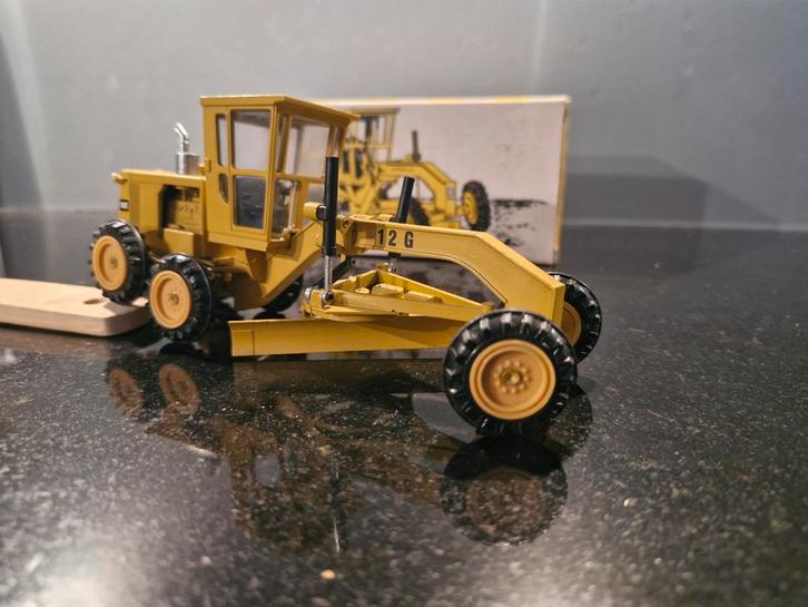 NZG Caterpillar 12G motorgrader inclusief originele doos, Hobby en Vrije tijd, Modelauto's | 1:50, Zo goed als nieuw, Hijskraan, Tractor of Landbouw