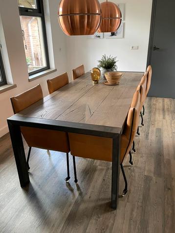 Mooie eiken tafel met stalen onderstel. beschikbaar voor biedingen