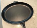Le Creuset Skillet of vispan 40 cm in nieuwstaat., Gietijzer, Ophalen of Verzenden, Zo goed als nieuw, Keramische plaat