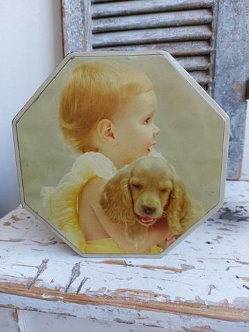 Geweldig oud chocoladeblik meisje met hondje beschikbaar voor biedingen
