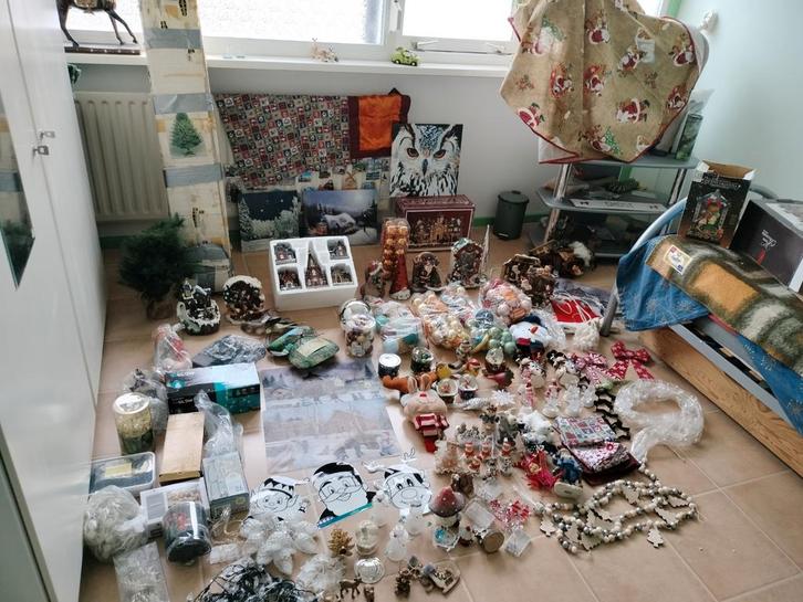 Grote partij kerstspullen inclusief huisjes en een kerstboom, Diversen, Kerst, Ophalen