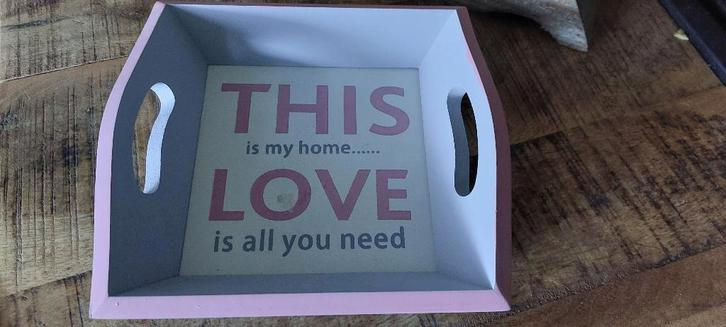 dienblad / platteau "All you need is love", Huis en Inrichting, Woonaccessoires | Dienbladen, Nieuw, Hout, Rechthoekig, Ophalen of Verzenden