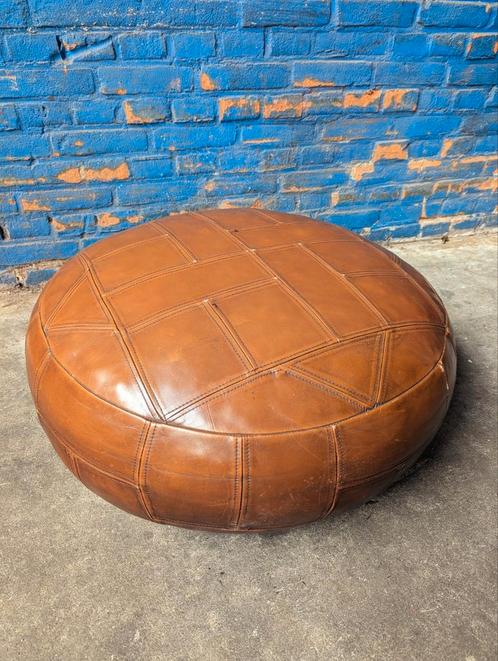 Vintage poef jaren 70, geometrisch design, patchwork, Huis en Inrichting, Banken | Voetenbanken en Poefen, Gebruikt, Rond, Leer