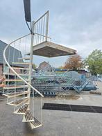 Stalen wenteltrap met bordes beige. Hoog 2.7mtr. Nob146, Doe-het-zelf en Verbouw, Ladders en Trappen, Ophalen, Gebruikt, 2 tot 4 meter