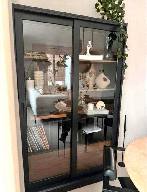 Mooie vitrinekast zwart met walnoot look, Huis en Inrichting, Kasten | Vitrinekasten, Zo goed als nieuw, 25 tot 50 cm, Ophalen