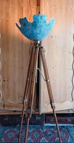 Unieke lamp met houten verstelbare voet kunstobject, Ophalen of Verzenden, Zo goed als nieuw, Minder dan 100 cm