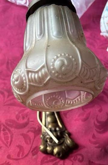 Antieke Wandlamp met Glazen Kap beschikbaar voor biedingen