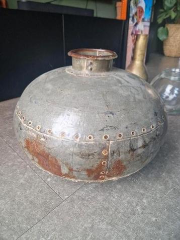 Vintage pot, industrieel beschikbaar voor biedingen