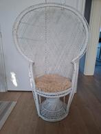 Witte retro rotan pauwstoel inclusief schapenvacht, Huis en Inrichting, Stoelen, Ophalen, Gebruikt, Wit, Bohemian