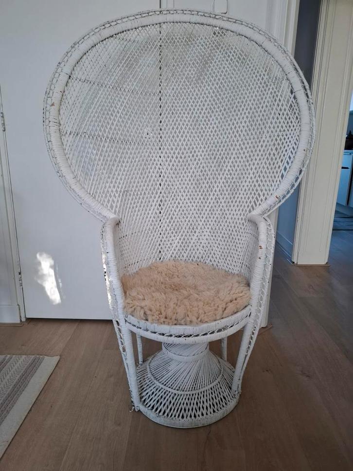 Witte retro rotan pauwstoel inclusief schapenvacht, Huis en Inrichting, Stoelen, Gebruikt, Eén, Riet of Rotan, Stof, Wit, Ophalen