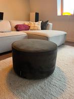 Groene velvet poef Sara van Woood, Huis en Inrichting, Banken | Voetenbanken en Poefen, Ophalen, Zo goed als nieuw, Rond, 50 tot 75 cm