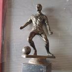 Voetballer op sokkel beker van voetballer met bal, Ophalen of Verzenden, Zo goed als nieuw, Dier
