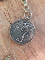 Vintage VVV De Ooievaars voetbal medaille 1917, Ophalen of Verzenden, Gebruikt, Overige sporten, Overige typen