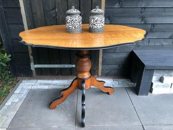 Prachtige Biedemeier Eet of Bijzet Tafel Licht Mahonie. beschikbaar voor biedingen