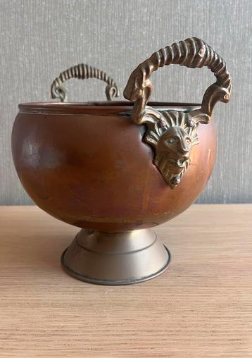 Koperen Pot met Leeuwen Handgrepen beschikbaar voor biedingen