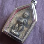 Boeddhisme: Dubbelzijdige Aardewerk Amulet, Verzamelen, Verzenden, Zo goed als nieuw