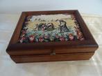 Vintage houten sieradendoos geborduurd juwelen kist doos, Ophalen of Verzenden, Huis en Inrichting
